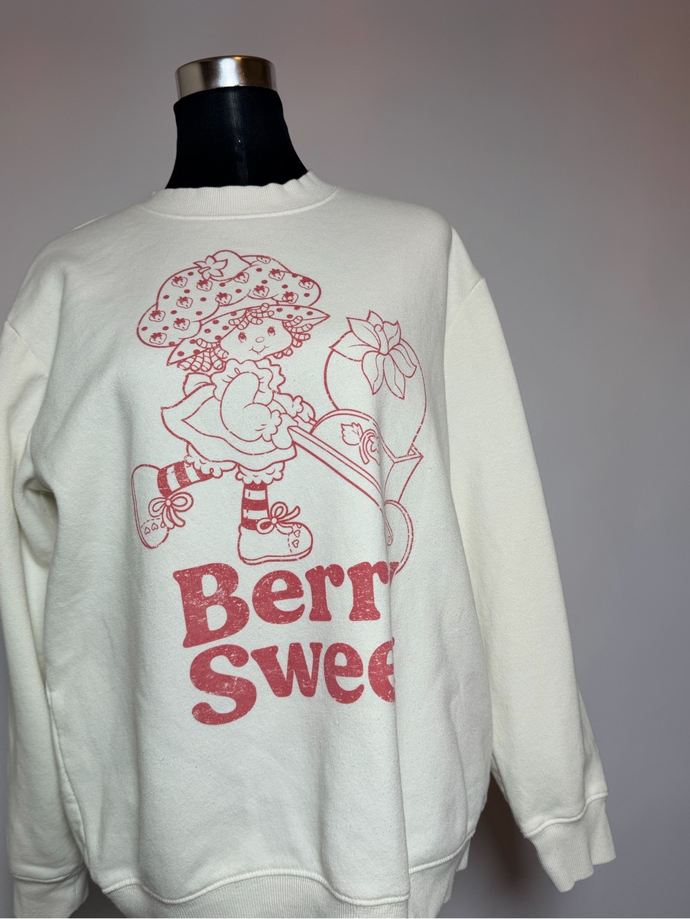 Strawberry Shortcake Berry Sweet Sweatshirt Women’s L Cream Retro Graphic